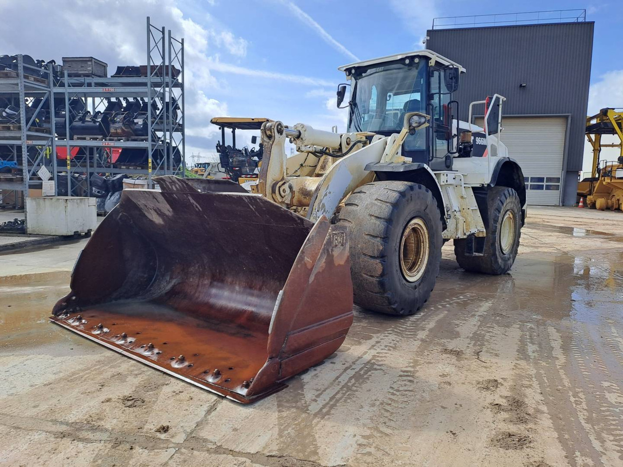 CAT 966M - Máy xúc lật bánh lốp: hình 2 CAT 966M - Máy xúc lật bánh lốp: hình 2