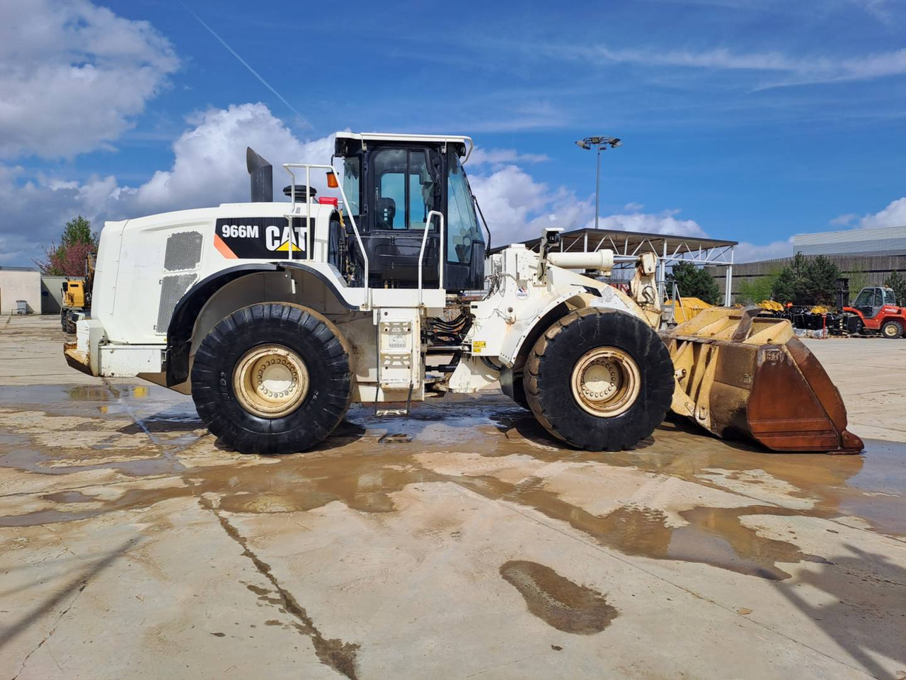CAT 966M - Máy xúc lật bánh lốp: hình 4 CAT 966M - Máy xúc lật bánh lốp: hình 4