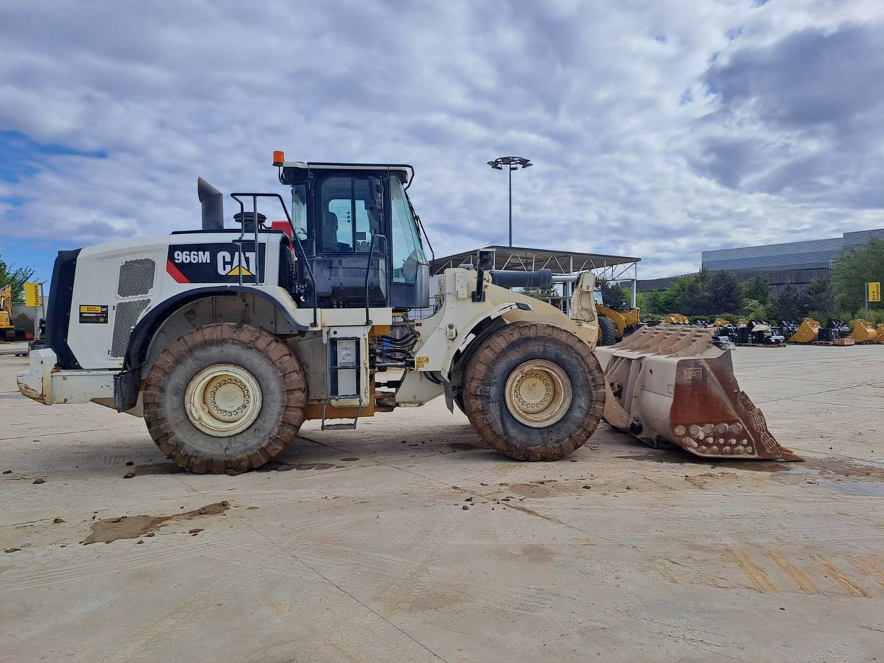 CAT 966M - Máy xúc lật bánh lốp: hình 5 CAT 966M - Máy xúc lật bánh lốp: hình 5