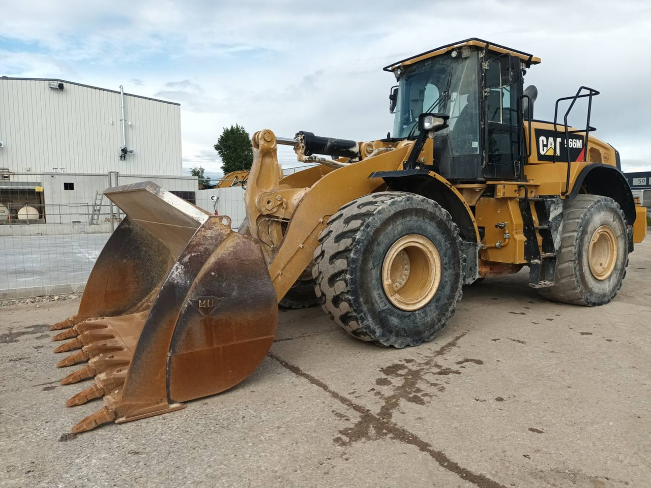 CAT 966M - Máy xúc lật bánh lốp: hình 1 CAT 966M - Máy xúc lật bánh lốp: hình 1