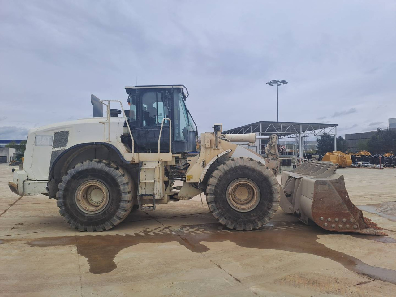 CAT 966M - Máy xúc lật bánh lốp: hình 5 CAT 966M - Máy xúc lật bánh lốp: hình 5