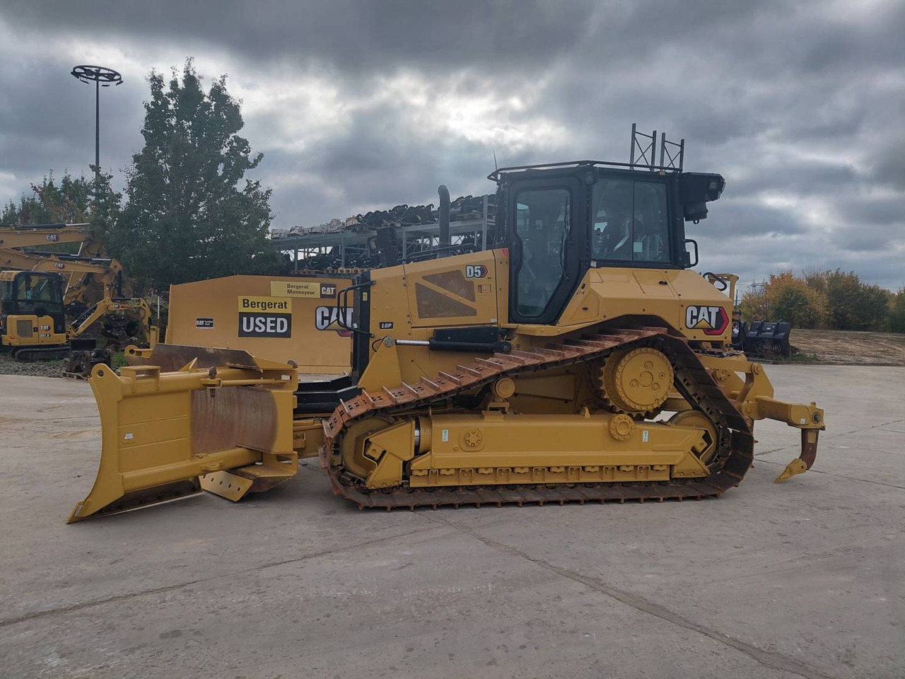 CAT D5 - Máy ủi: hình 1 CAT D5 - Máy ủi: hình 1
