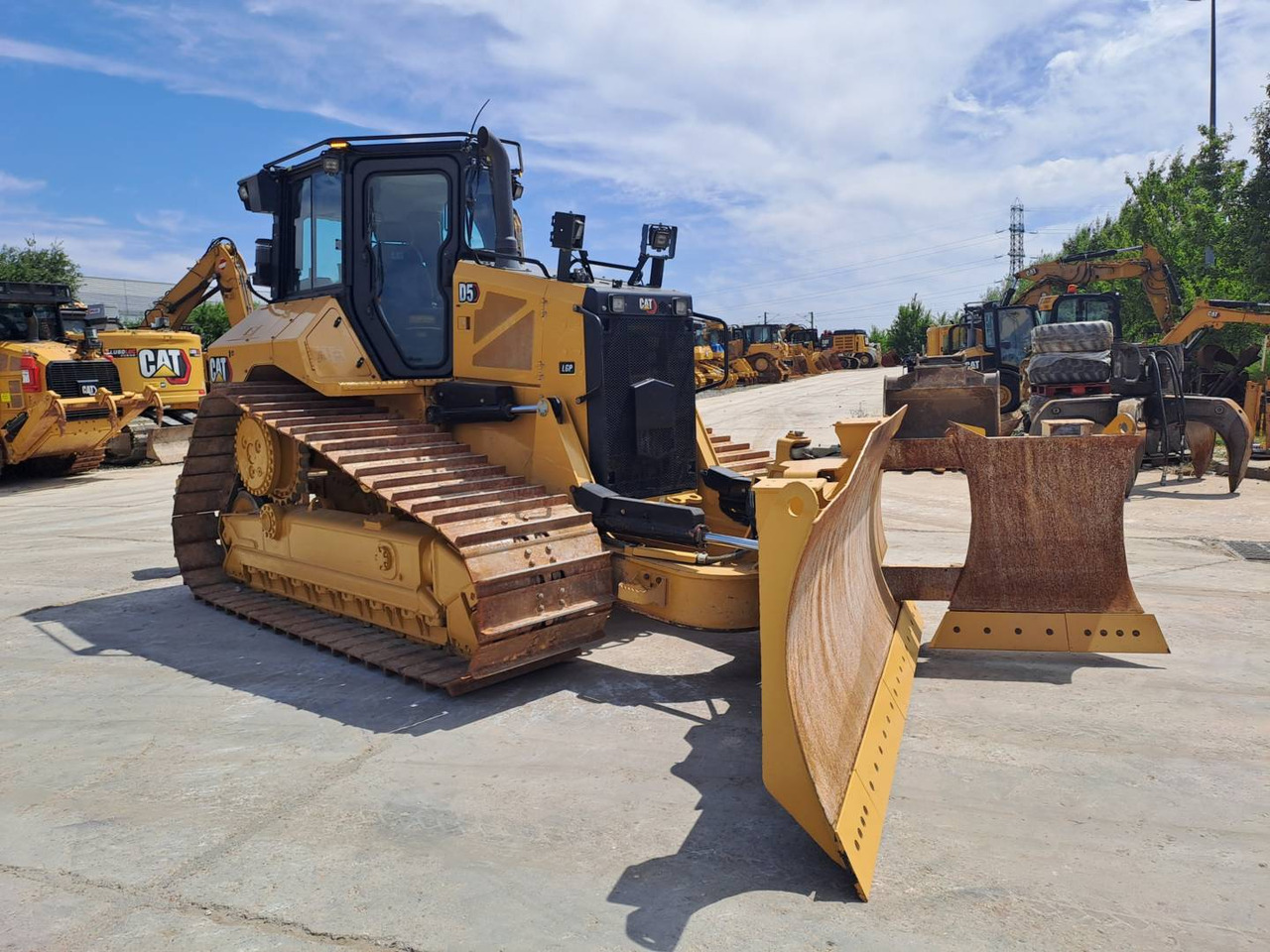 CAT D5 - Máy ủi: hình 2 CAT D5 - Máy ủi: hình 2