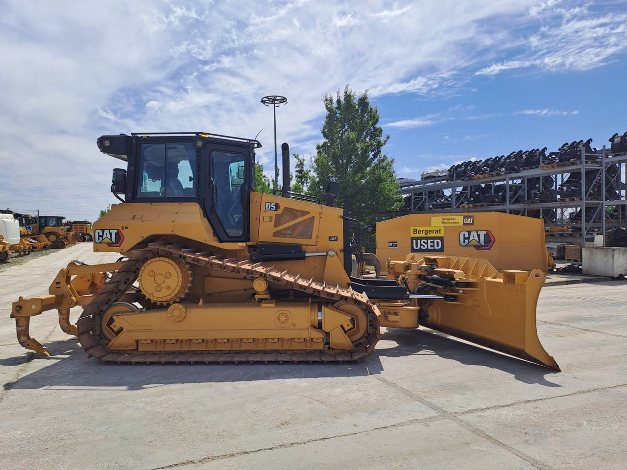 CAT D5 - Máy ủi: hình 1 CAT D5 - Máy ủi: hình 1