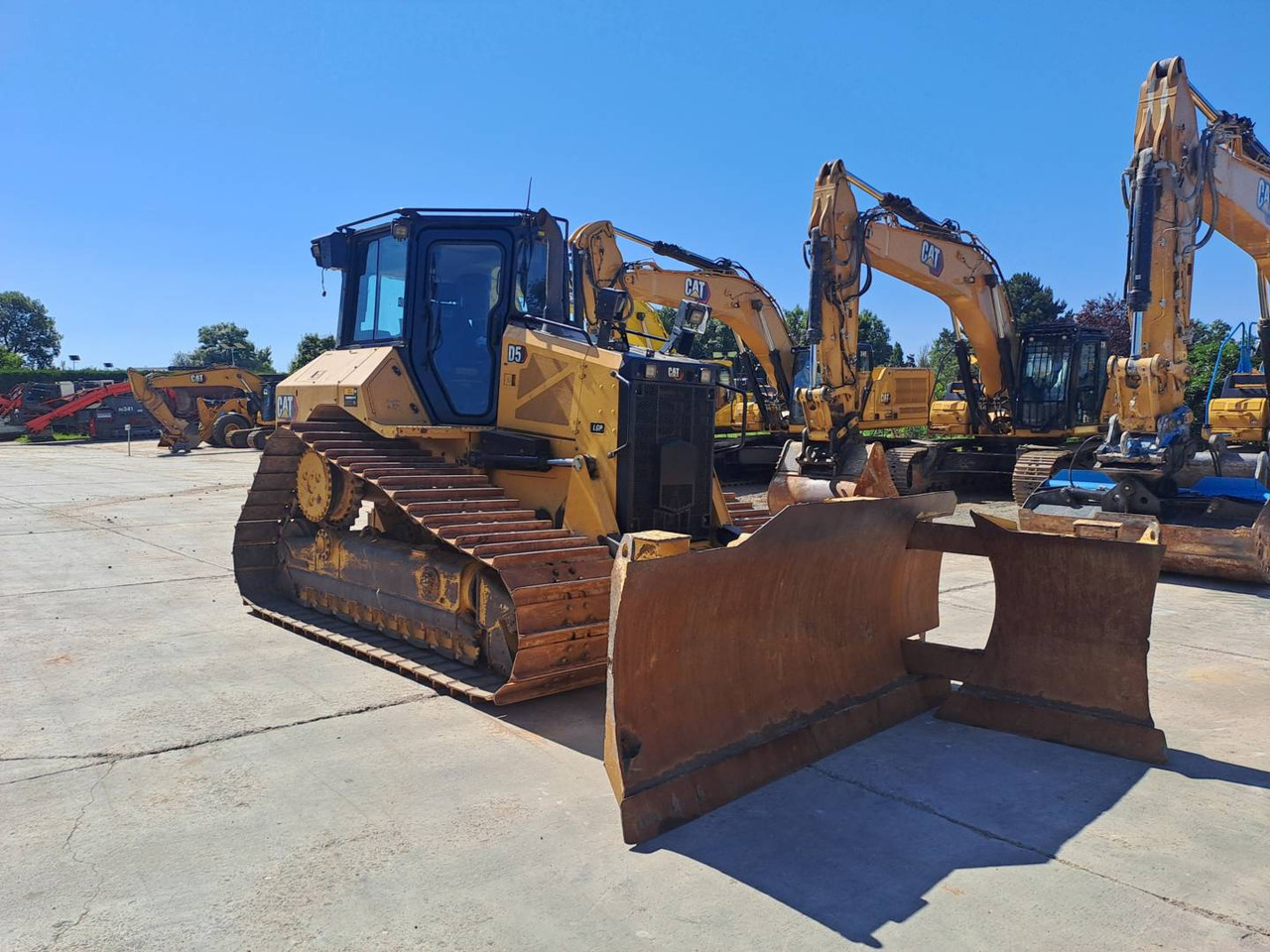 CAT D5 - Máy ủi: hình 2 CAT D5 - Máy ủi: hình 2