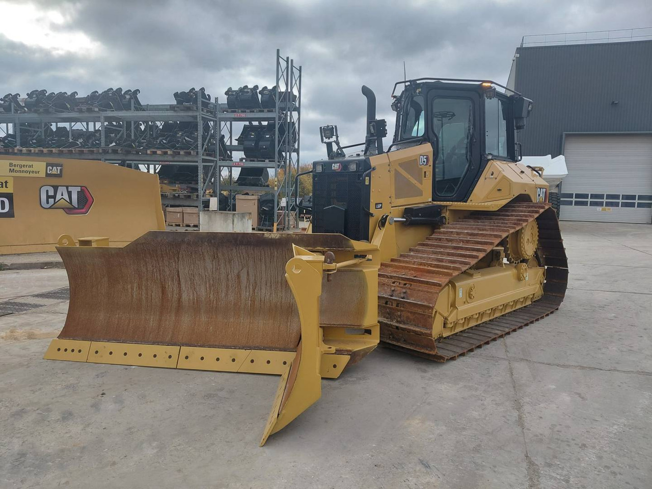 CAT D5 - Máy ủi: hình 2 CAT D5 - Máy ủi: hình 2