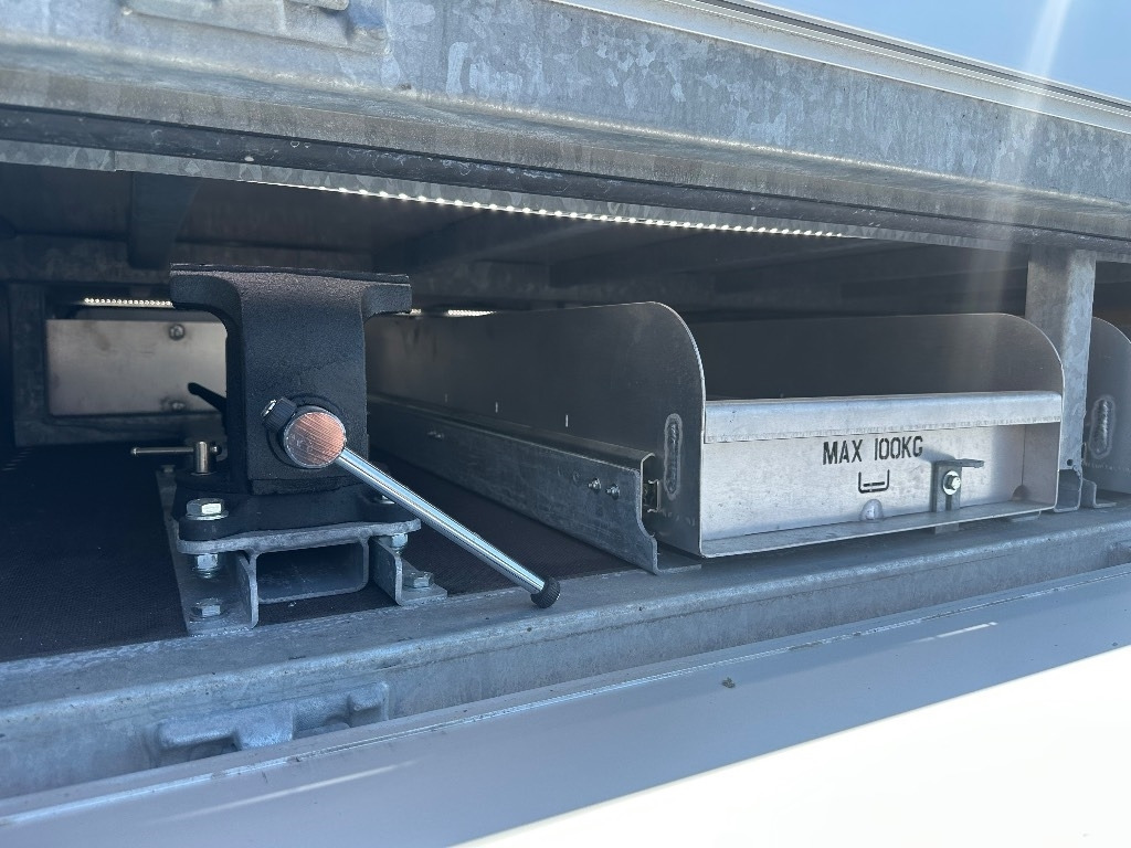 Xe cẩu tự hành mới Iveco Eurocargo ML150E28 4x4 sähkölaitos varustein: hình 11