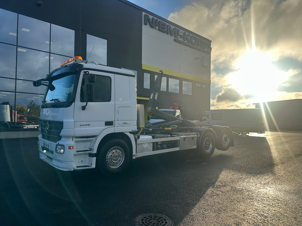 Mercedes-Benz Actros 2545 L 6x2 - Xe tải nâng móc: hình 1 Mercedes-Benz Actros 2545 L 6x2 - Xe tải nâng móc: hình 1