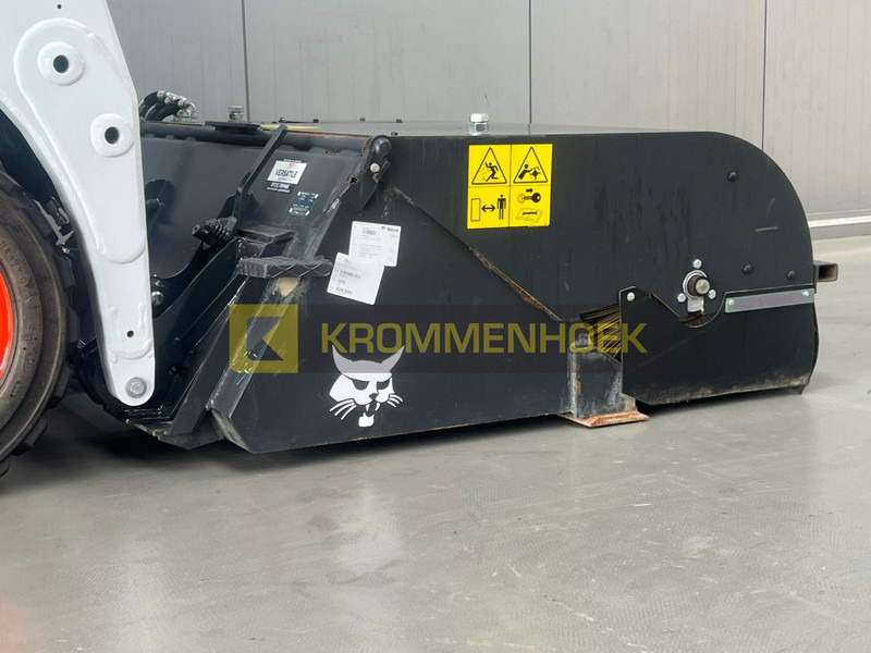 Bobcat sweeper 140 - Chổi cho Máy xúc lật: hình 4 Bobcat sweeper 140 - Chổi cho Máy xúc lật: hình 4