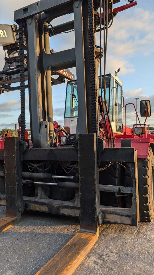 CVS Ferrari F32 - Xe nâng diesel: hình 3 CVS Ferrari F32 - Xe nâng diesel: hình 3