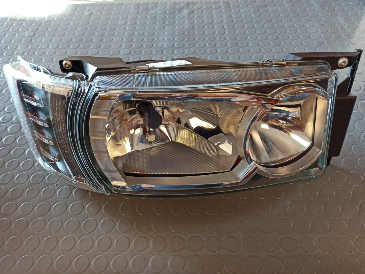 SCANIA HEADLAMP XENON RH V8 - 2416109 - Đèn trước cho Xe tải: hình 1 SCANIA HEADLAMP XENON RH V8 - 2416109 - Đèn trước cho Xe tải: hình 1
