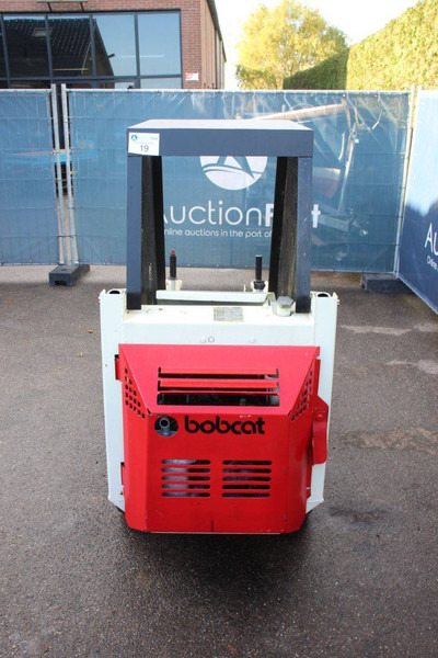 Bobcat 343 - Máy xúc lật bánh lốp: hình 4 Bobcat 343 - Máy xúc lật bánh lốp: hình 4