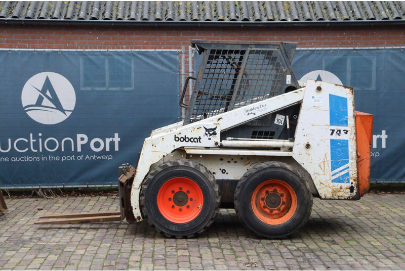 Bobcat 743 - Máy xúc lật bánh lốp: hình 2 Bobcat 743 - Máy xúc lật bánh lốp: hình 2