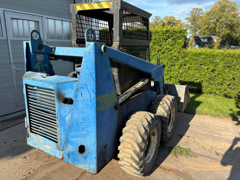 Bobcat 825 - Máy xúc lật bánh lốp: hình 3 Bobcat 825 - Máy xúc lật bánh lốp: hình 3