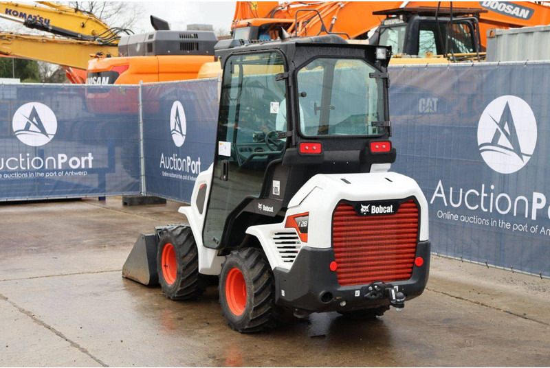 Bobcat L28 - Máy xúc lật bánh lốp: hình 4 Bobcat L28 - Máy xúc lật bánh lốp: hình 4