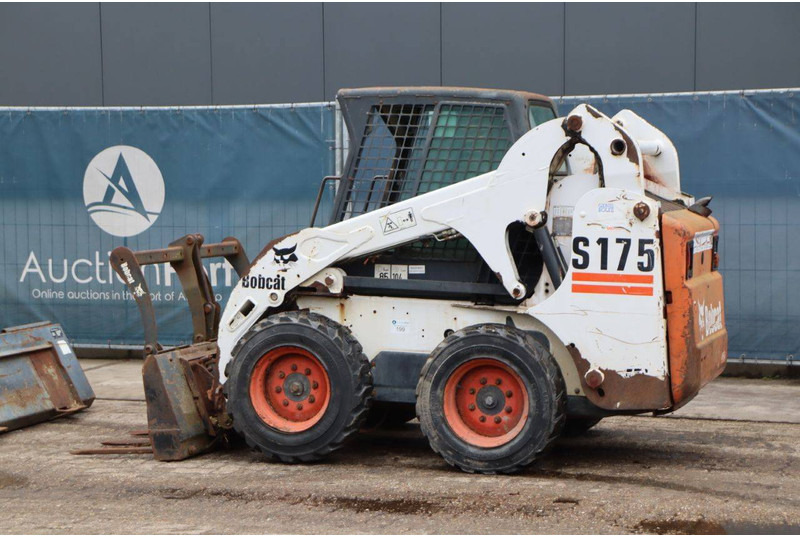 Bobcat S175 - Máy xúc lật bánh lốp: hình 3 Bobcat S175 - Máy xúc lật bánh lốp: hình 3
