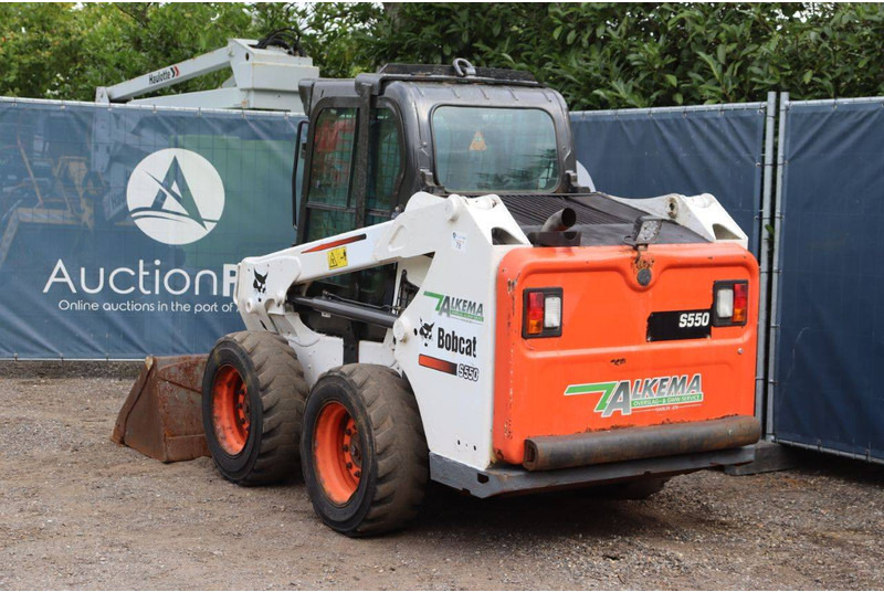Bobcat S550 - Máy xúc lật bánh lốp: hình 4 Bobcat S550 - Máy xúc lật bánh lốp: hình 4