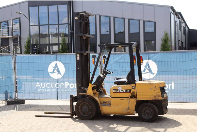 Caterpillar DP30 - Xe nâng diesel: hình 3 Caterpillar DP30 - Xe nâng diesel: hình 3