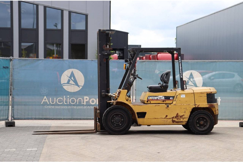 Caterpillar DP45 - Xe nâng diesel: hình 1 Caterpillar DP45 - Xe nâng diesel: hình 1