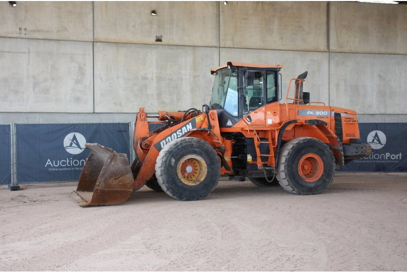 Doosan DL300 Series III - Máy xúc lật bánh lốp: hình 1 Doosan DL300 Series III - Máy xúc lật bánh lốp: hình 1