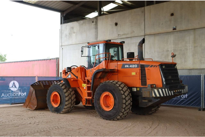 Doosan DL420 - Máy xúc lật bánh lốp: hình 4 Doosan DL420 - Máy xúc lật bánh lốp: hình 4