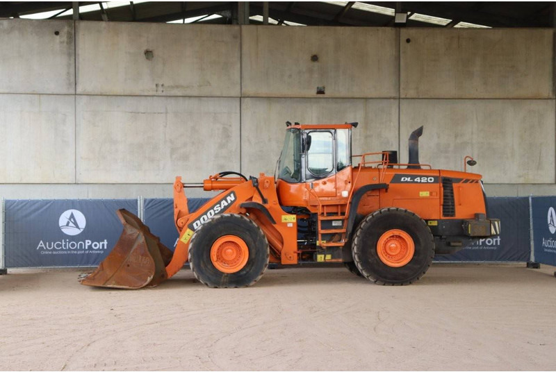 Doosan DL420 - Máy xúc lật bánh lốp: hình 1 Doosan DL420 - Máy xúc lật bánh lốp: hình 1