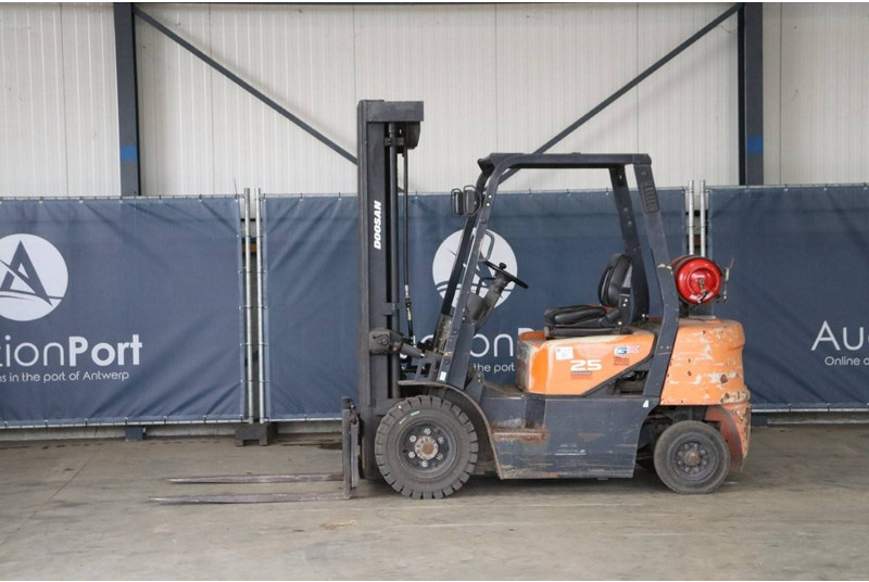 Doosan G25G-5 - Xe nâng gas: hình 1 Doosan G25G-5 - Xe nâng gas: hình 1