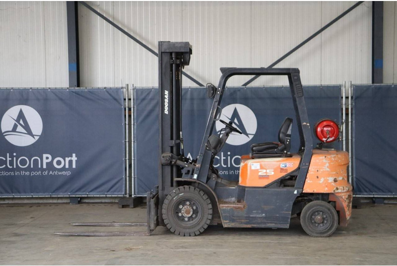 Doosan G25G-5 - Xe nâng gas: hình 2 Doosan G25G-5 - Xe nâng gas: hình 2