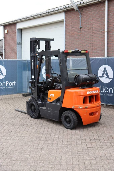 Doosan G25G - Xe nâng gas: hình 4 Doosan G25G - Xe nâng gas: hình 4
