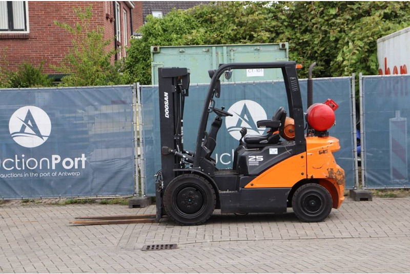 Doosan G25P-7 - Xe nâng gas: hình 2 Doosan G25P-7 - Xe nâng gas: hình 2