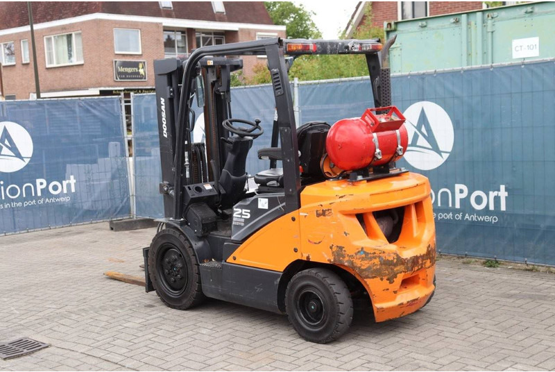 Doosan G25P-7 - Xe nâng gas: hình 4 Doosan G25P-7 - Xe nâng gas: hình 4