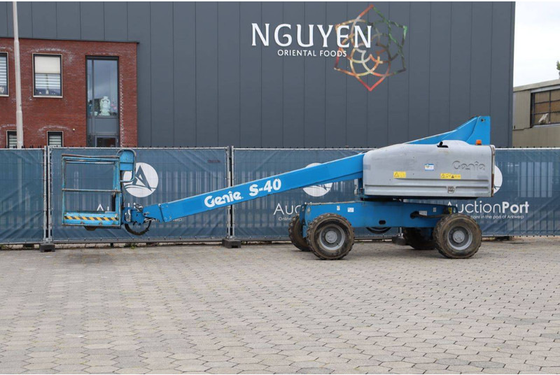Genie S-40 - Xe nâng người hình viễn vọng kính: hình 1 Genie S-40 - Xe nâng người hình viễn vọng kính: hình 1