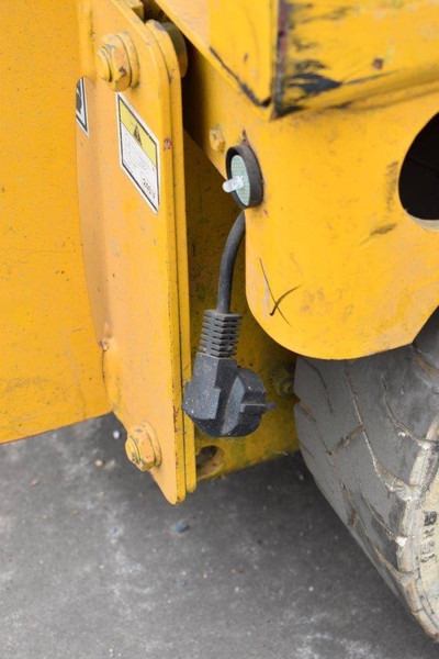 Haulotte Compact 8 - Máy nâng người hình kéo: hình 4 Haulotte Compact 8 - Máy nâng người hình kéo: hình 4
