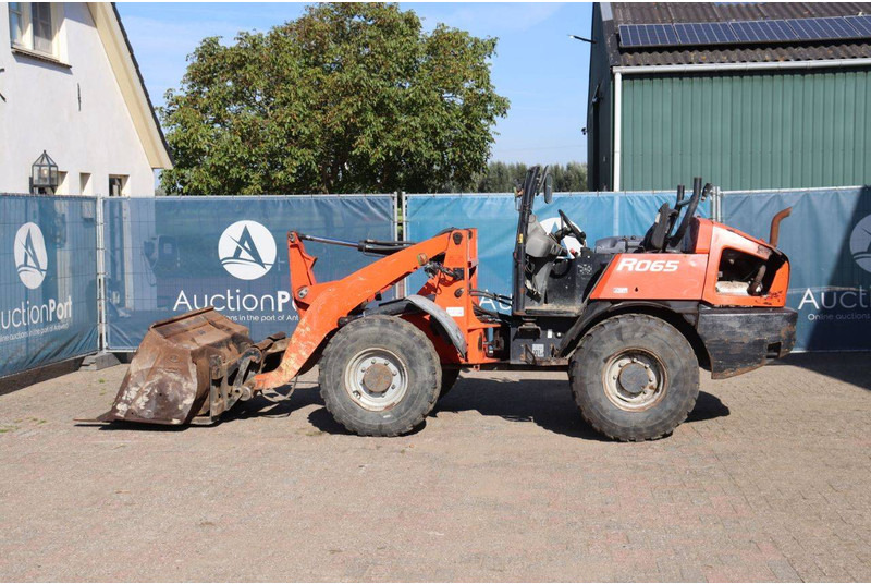 Kubota R065 - Máy xúc lật bánh lốp: hình 2 Kubota R065 - Máy xúc lật bánh lốp: hình 2