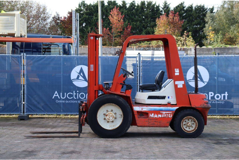 Manitou MCE 25H - Xe nâng diesel: hình 2 Manitou MCE 25H - Xe nâng diesel: hình 2