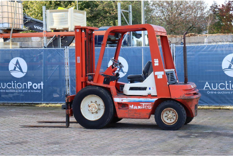 Manitou MCE 25H - Xe nâng diesel: hình 3 Manitou MCE 25H - Xe nâng diesel: hình 3