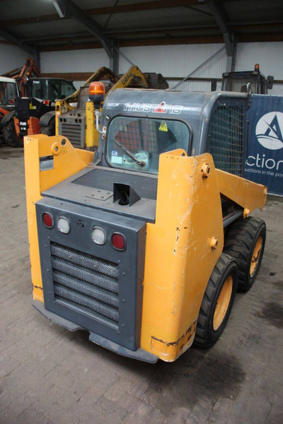 Mustang R135 - Máy xúc lật bánh lốp: hình 5 Mustang R135 - Máy xúc lật bánh lốp: hình 5