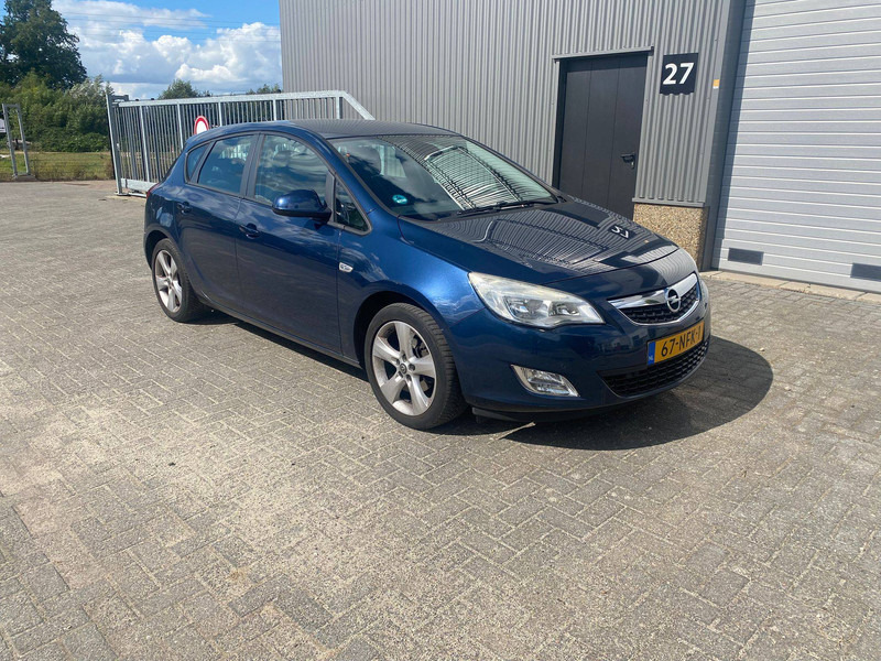 Opel Astra 1.6 - Sedan: hình 5 Opel Astra 1.6 - Sedan: hình 5