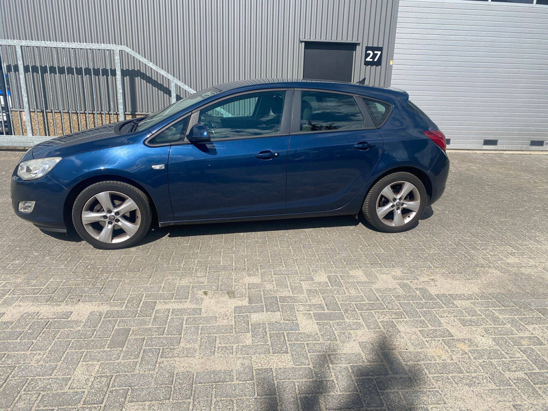 Opel Astra 1.6 - Sedan: hình 2 Opel Astra 1.6 - Sedan: hình 2