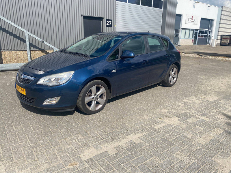 Opel Astra 1.6 - Sedan: hình 3 Opel Astra 1.6 - Sedan: hình 3