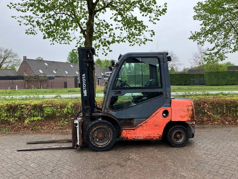 Toyota 02-8FDF30 - Xe nâng diesel: hình 2 Toyota 02-8FDF30 - Xe nâng diesel: hình 2