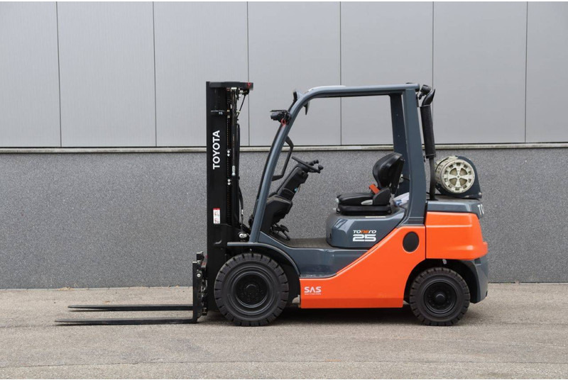 Toyota 02-8FGF25 - Xe nâng gas: hình 2 Toyota 02-8FGF25 - Xe nâng gas: hình 2