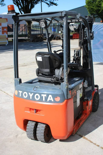 Toyota 8FBE18T - Xe nâng điện: hình 5 Toyota 8FBE18T - Xe nâng điện: hình 5