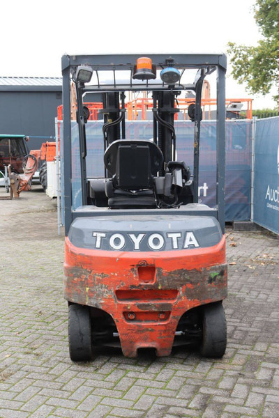 Toyota 8FBMT30 - Xe nâng điện: hình 5 Toyota 8FBMT30 - Xe nâng điện: hình 5