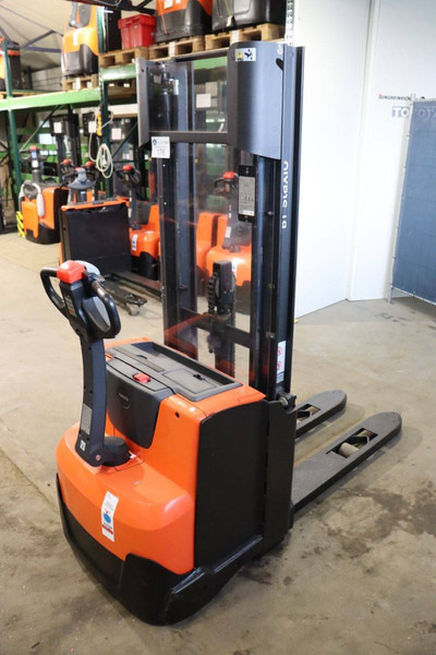 Toyota SWE120 - Máy xếp chồng: hình 5 Toyota SWE120 - Máy xếp chồng: hình 5