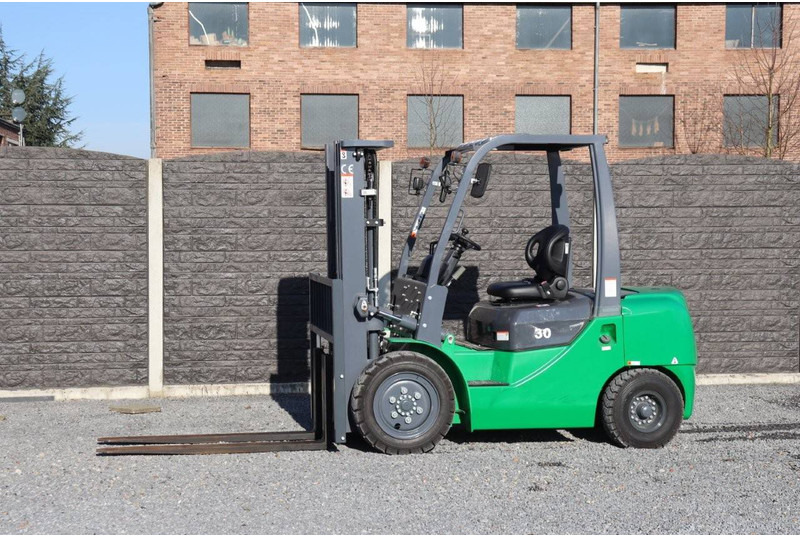 Yanmar FD30 - Xe nâng diesel: hình 1 Yanmar FD30 - Xe nâng diesel: hình 1