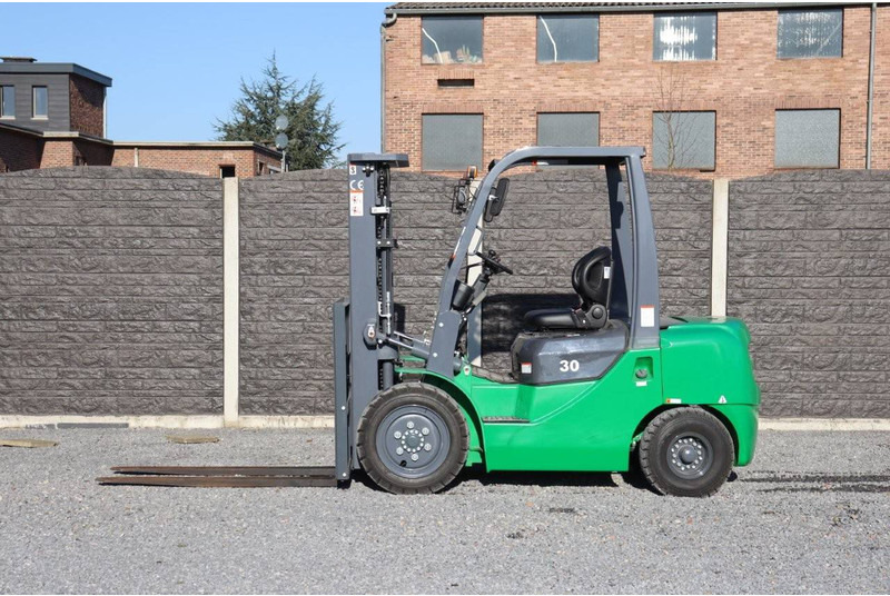 Yanmar FD30 - Xe nâng diesel: hình 2 Yanmar FD30 - Xe nâng diesel: hình 2