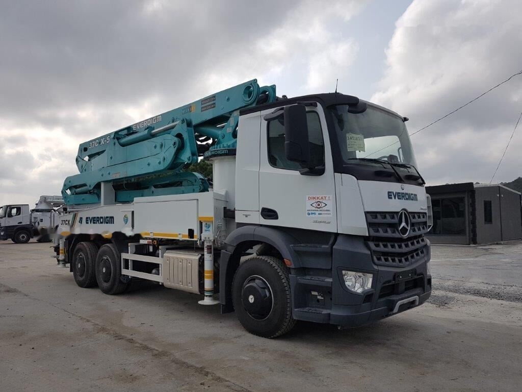 Mercedes-Benz 3342 P - Xe bơm bê tông: hình 2 Mercedes-Benz 3342 P - Xe bơm bê tông: hình 2