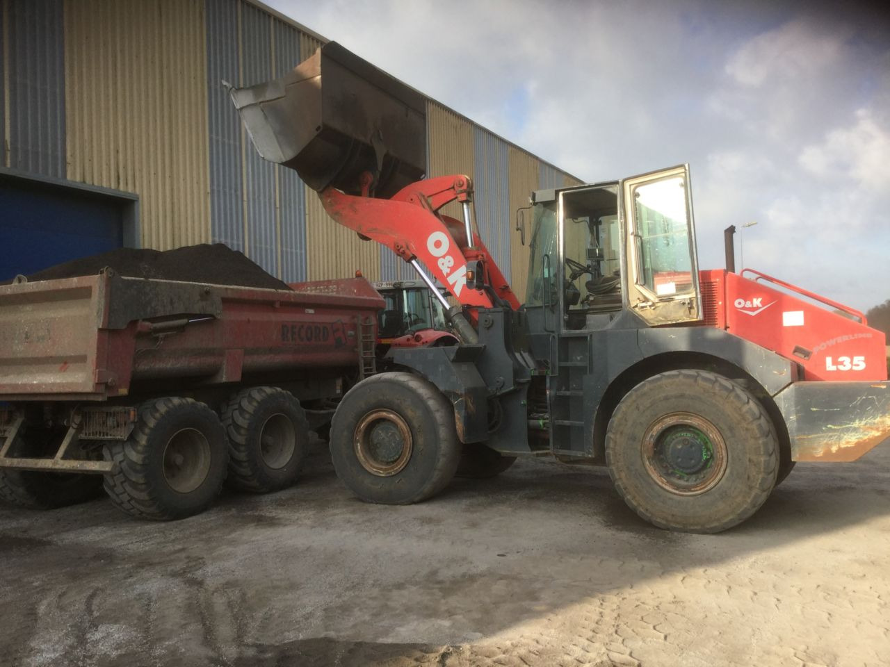 O&K L35 - Máy xúc lật bánh lốp: hình 4 O&K L35 - Máy xúc lật bánh lốp: hình 4