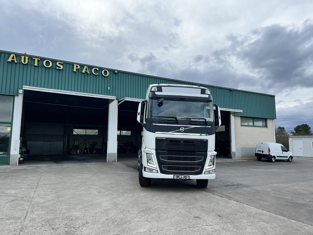Camion Volvo 540 en chasis con retarder - Xe tải khung gầm: hình 1 Camion Volvo 540 en chasis con retarder - Xe tải khung gầm: hình 1